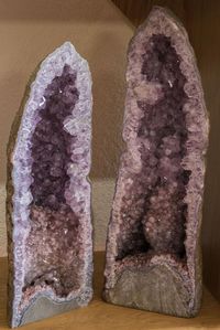 Zwillingspaar Amethyst mit rosafarbenen Kristallen